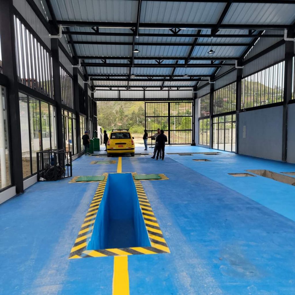 Los primeros vehículos acudieron al nuevo centro en Guazhalán para la revisión técnica vehicular. /Cortesía