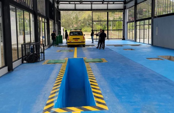 Los primeros vehículos acudieron al nuevo centro en Guazhalán para la revisión técnica vehicular. /Cortesía