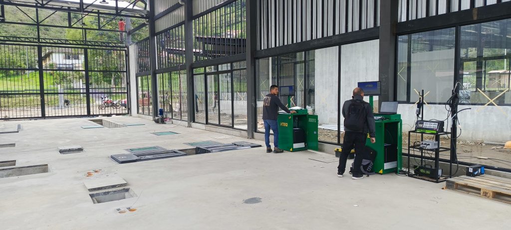 En el Centro de Revisión Técnica Vehicular (CRTV) de Gualaceo se ubica en el sector Guazhalán. La infraestructura y equipos están instalados para operar. Cortesía