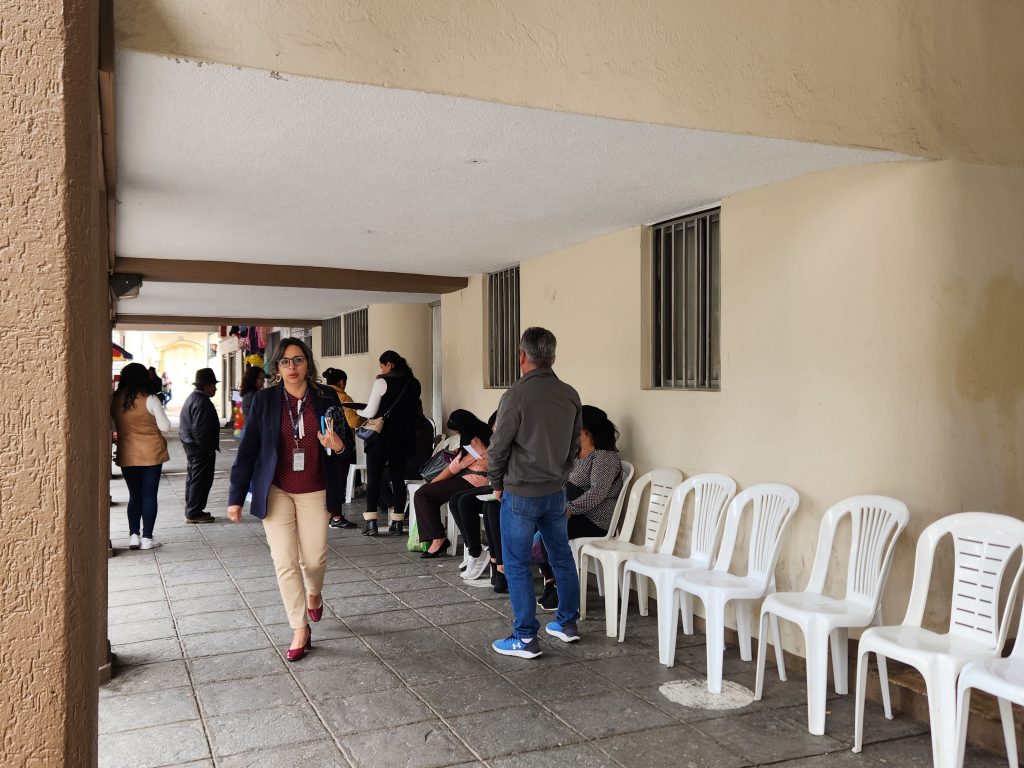 En los exteriores del Municipio se observa un importante flujo de personas para cumplir con sus obligaciones tributarias. Cortesía