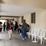 En los exteriores del Municipio se observa un importante flujo de personas para cumplir con sus obligaciones tributarias. Cortesía