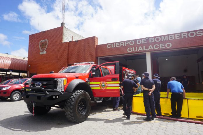 Los bomberos de Gualaceo cuentan con un nuevo vehículo marca FORD 5 50 para atender las emergencias en el cantón. Cortesía