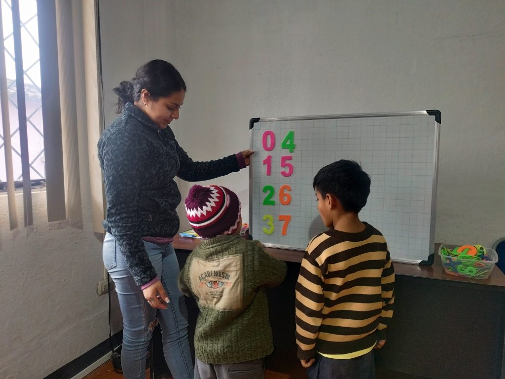 Teresa Sanmartín, a sus 25 años de edad, trabaja con niños de su parroquia Cochapata. Su propósito es mejorar los niveles educativos. Cortesía