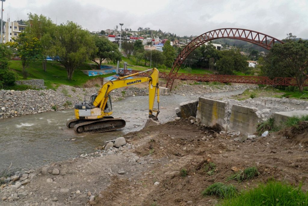 En el cantón Azogues se trabaja desde mediados de enero en las márgenes ubicadas en el parque del Migrante. Se recupera el puente peatonal. Cortesía