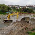 En el cantón Azogues se trabaja desde mediados de enero en las márgenes ubicadas en el parque del Migrante. Se recupera el puente peatonal. Cortesía