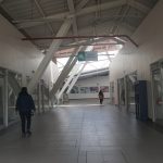 En la terminal terrestre del cantón Gualaceo se observan locales cerrados por la falta de arrendatarios. Además la presencia de usuarios es reducida. Cortesía