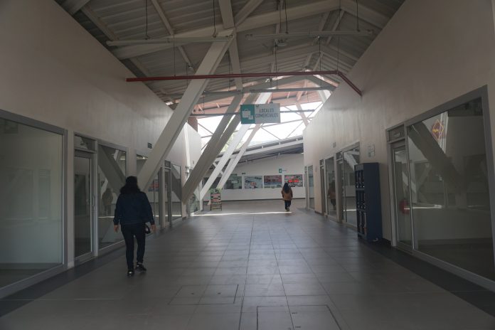 En la terminal terrestre del cantón Gualaceo se observan locales cerrados por la falta de arrendatarios. Además la presencia de usuarios es reducida. Cortesía