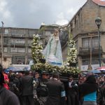 La imagen de la Virgen de la Nube recorrió las principales calles céntricas del cantón Azogues. Miles de personas acompañaron a la figura religiosa. XCA