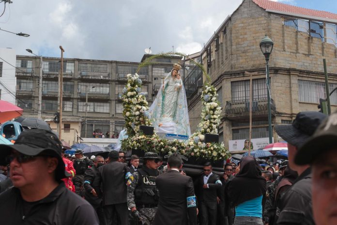 La imagen de la Virgen de la Nube recorrió las principales calles céntricas del cantón Azogues. Miles de personas acompañaron a la figura religiosa. XCA
