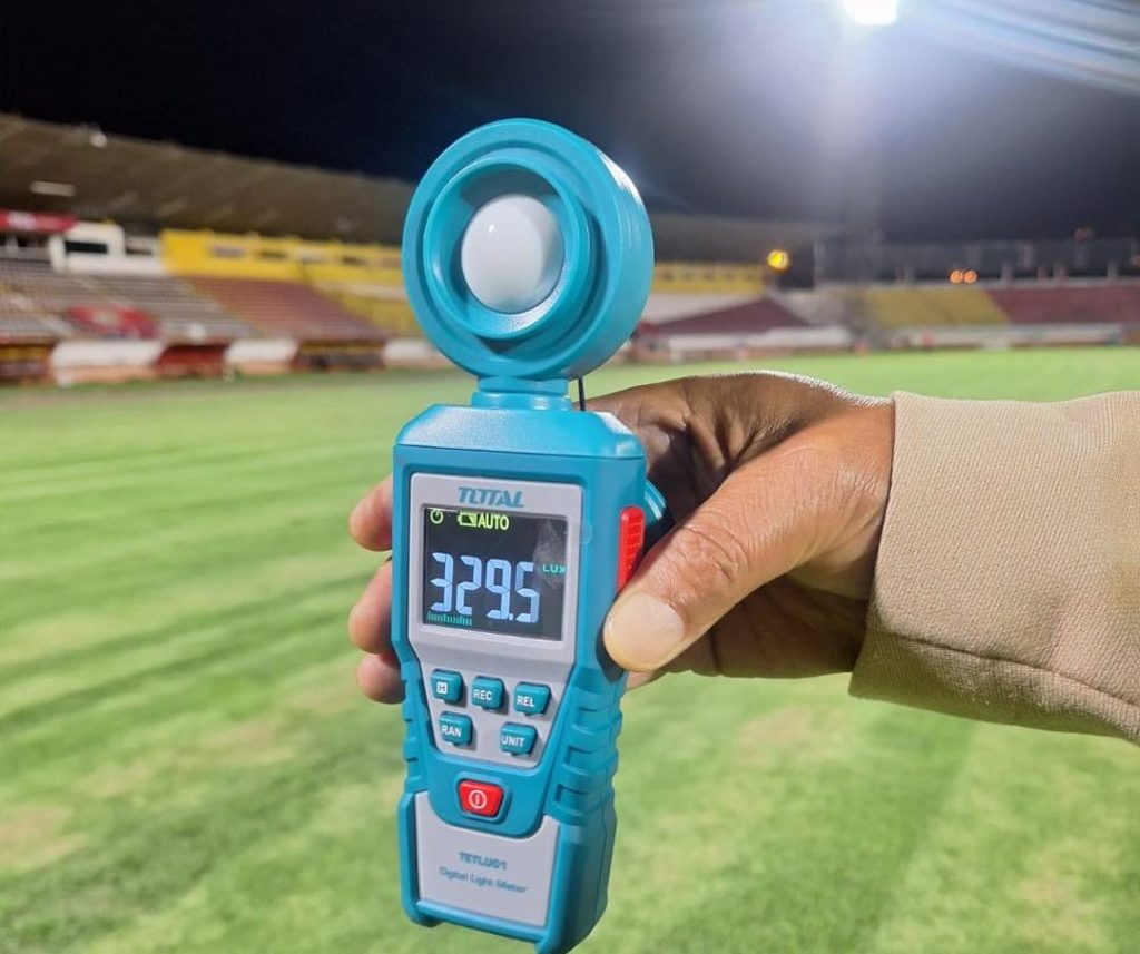 La medición actual de los lux en el Estadio Alejandro Serrano Aguilar es de 329,5.