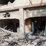 Un centenar de civiles murieron este viernes a causa de los bombardeos israelíes en el centro y sur de la Franja de Gaza.