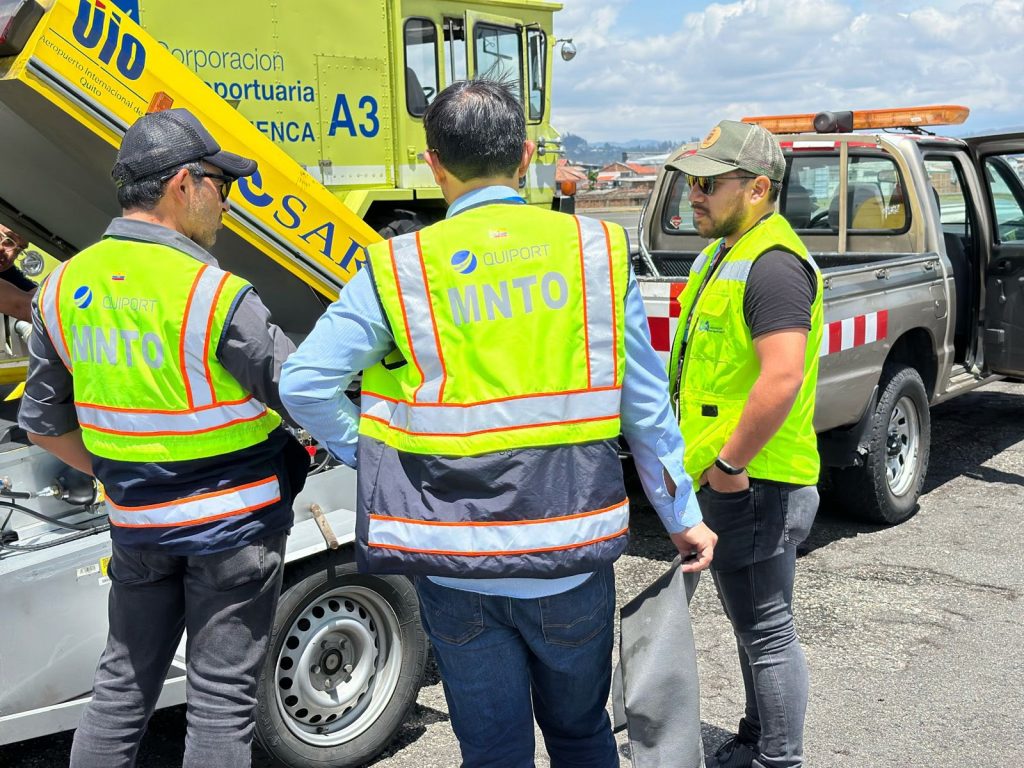 Personal de Quiport S.A., hizo mediciones de fricción en la pista del aeropuerto Mariscal La Mar.