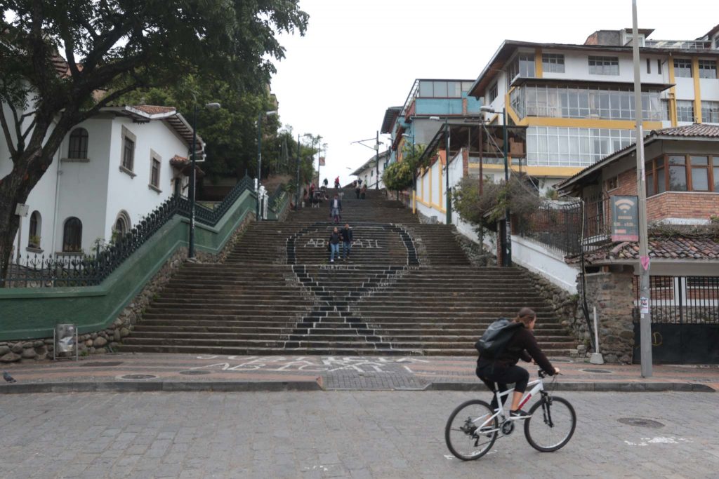 La escalinata que conecta la avenida 12 de Abril con la Calle Larga es usada por docenas de personas cada día. / XCA
