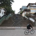 La escalinata que conecta la avenida 12 de Abril con la Calle Larga es usada por docenas de personas cada día. / XCA