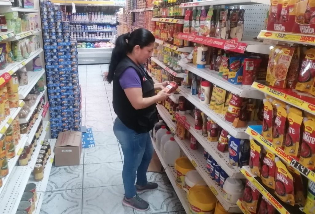 Los técnicos de la ARCSA inspeccionan algunas perchas donde se expenden las salsas de tomate “Gustadine” y “Marcellos”. Cortesía