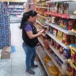 Los técnicos de la ARCSA inspeccionan algunas perchas donde se expenden las salsas de tomate “Gustadine” y “Marcellos”. Cortesía