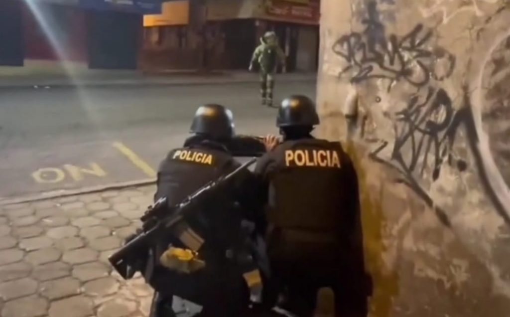 Personal policial durante la explosión controlada en Quito.