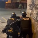 Personal policial durante la explosión controlada en Quito.