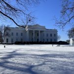 El Servicio Meteorológico Nacional (NWS) estadounidense advirtió este miércoles sobre temperaturas muy bajas en 26 estados, donde más de 100 millones de residentes afectados por nevadas, aguardan una segunda tormenta invernal. Una segunda tormenta invernal avanza hacia las montañas Rocosas y en Colorado se han difundido alertas sobre el peligro de avalanchas debido a las nevadas intensas y vientos fuertes que podrían alcanzar los 120 kilómetros por hora. EFE