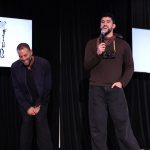 ad Bunny apareció de improviso en una sesión que se desarrollaba en la Universidad Internacional de Florida (FIU), ante más de 400 estudiantes con quienes charló sobre su carrera artística y su trayectoria como empresario. EFE