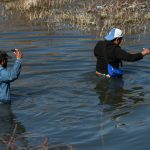 Migrantes cruzan el río Bravo en la frontera que divide a México de los Estados Unidos, el 17 de enero de 2024, en Ciudad Juárez (México). La Guardia Nacional de Texas tiene bloqueado casi todo el terreno colindante entre Ciudad Juárez (México) y El Paso (EE.UU.), por lo que la Patrulla Fronteriza de EE.UU. no puede llegar hasta el río a prestar auxilio a los migrantes, advirtieron este jueves activistas en el lado mexicano de la frontera. Las alarmas de los activistas se producen días después de que la madrugada de este sábado el Instituto Nacional de Migración de México recuperó los cuerpos de una mujer y sus dos hijos que se ahogaron al tratar de cruzar por el río Bravo entre Piedras Negras (Coahuila) y Eagle Pass (Texas).