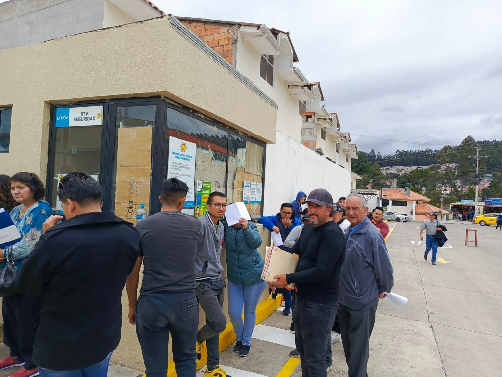 La matriculación vehicular inició con problemas en Cuenca, por fallos en el sistema. / CSM