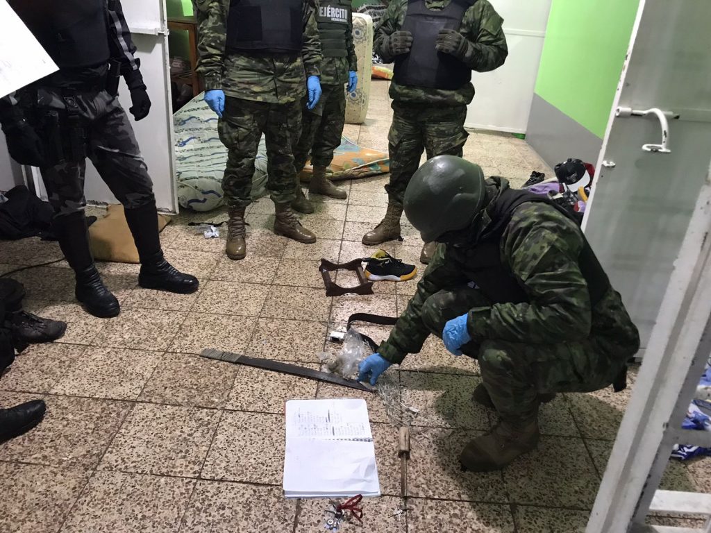 Personal policial realizó durante el operativo de control en la cárcel de Azogues. /Cortesía