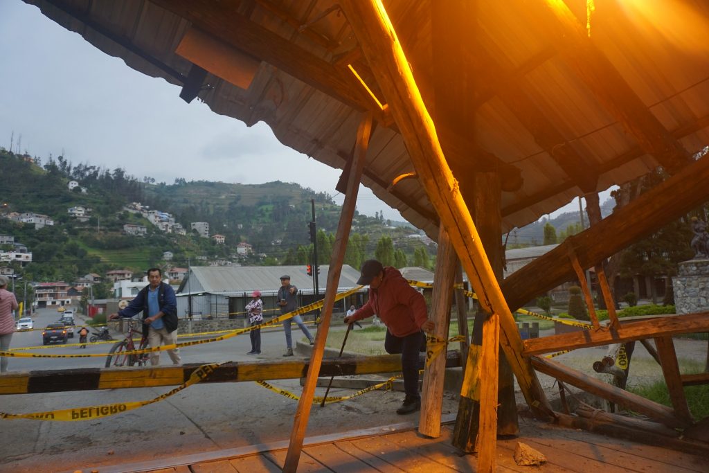 La infraestructura del puente Velasco Ibarra, en Gualaceo, sufrió daños tras e impacto de una camioneta. /Cortesía