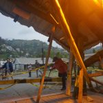 La infraestructura del puente Velasco Ibarra, en Gualaceo, sufrió daños tras e impacto de una camioneta. /Cortesía