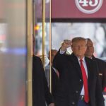 Donald Trump abandonó hoy la sala donde se juzga en su audiencia final el caso de difamación del que le acusa la escritora E. Jean Carroll,