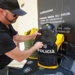 Christopher Eggeling, gerente general de la empresa Globalsegupro, dueña de la marca EggelingArmored, muestra a EFE chalecos antibalas producidos por su firma.
