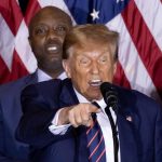 El expresidente estadounidense Donald Trump tras su victoria en las primarias republicanas de Nuevo Hampshire, Estados Unidos este miércoles. Trump ganó este martes con un 54,4 % las primarias republicanas de Nuevo Hampshire, según el 80 % del voto escrutado, que otorga a la exgobernadora de Carolina del Sur Nikki Haley el 43,6 %. Trump suma por el momento 143.934 votos frente a los 115.319 de Haley, según datos oficiales difundidos por medios de comunicación como la CNN o NBC News, que desde el principio de la noche proyectaron la victoria del exmandatario. EFE