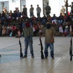 Menores son incorporados a las autodefensas hoy en la comunidad de Ayahualtempa, municipio de José Joaquín de Herrera, estado de Guerrero (México). Niños y niñas de entre 11 y 15 años tomaron las armas para cuidar de su comunidad, en el municipio José Joaquín de Herrera del estado de Guerrero mientras un grupo de adultos ha salido a buscar a una familia desaparecida desde el pasado 19 de enero. EFE