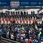 Policías bloquean el acceso en el Puente Pueyrredón a manifestantes que participan en una protesta convocada por la Confederación General del Trabajo y que intentan ingresar a la ciudad, hoy, en Buenos Aires (Argentina). La huelga de la CGT, principal gremio del país, es la primera huelga general desde 2019, que cuenta con apoyo de organizaciones sociales y políticas de Argentina, y el primero que deberá afrontar el Gobierno del ultraliberal Javier Milei. EFE