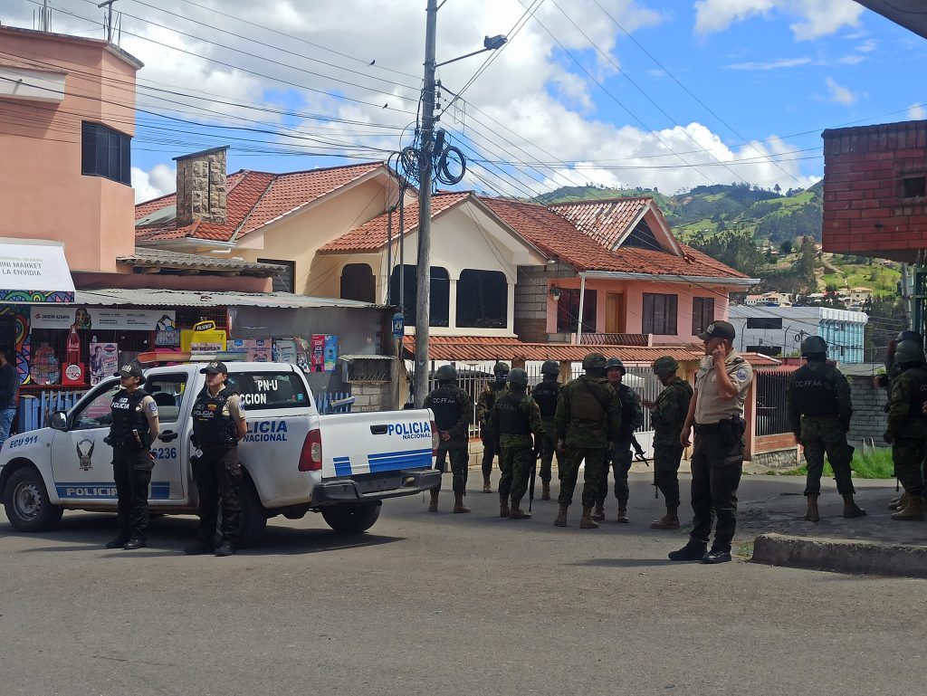 Personal policial en las afueras de la cárcel de Azogues, en Cañar. /Cortesía.