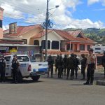 Personal policial en las afueras de la cárcel de Azogues, en Cañar. /Cortesía.