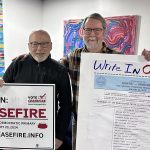 Andreu Volinsky (i), y Bill Maddocks (d), profesores universitarios, posan con carteles que invitan a escribir la palabra 'cese al fuego' en las tarjetas de votación, el sábado 20 de enero de 2024, en Concord, Nuevo Hampshire (Estados Unidos). Decepcionados por el apoyo del gobierno de Joe Biden a los bombardeos de Israel en la Franja de Gaza, varios activistas de Nuevo Hampshire han lanzado una campaña para pedir a los votantes que escriban las palabras "alto al fuego" en la papeleta electoral de las primarias demócratas de este martes. EFE