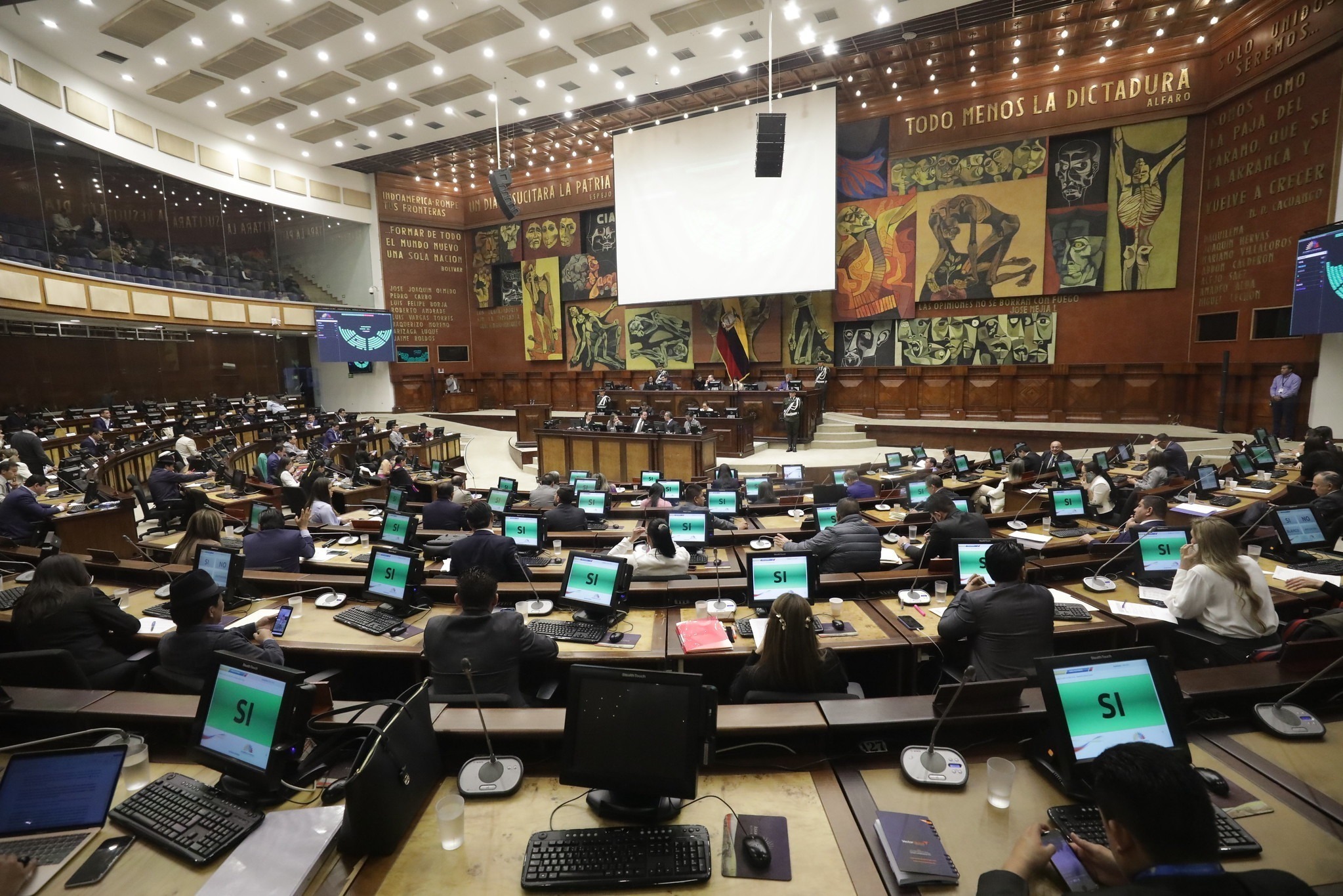 El pleno de la Asamblea Nacional aprobó con 76 votos el TLC entre Ecuador y China. Foto Referencia