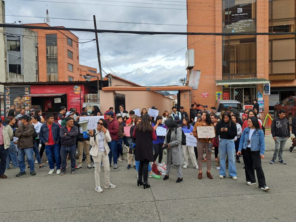 Varias personas efectuaron un plantón en las afueras del Complejo Judicial de Cuenca, mientras se cumplía una audiencia contra el detenido