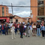 Varias personas efectuaron un plantón en las afueras del Complejo Judicial de Cuenca, mientras se cumplía una audiencia contra el detenido