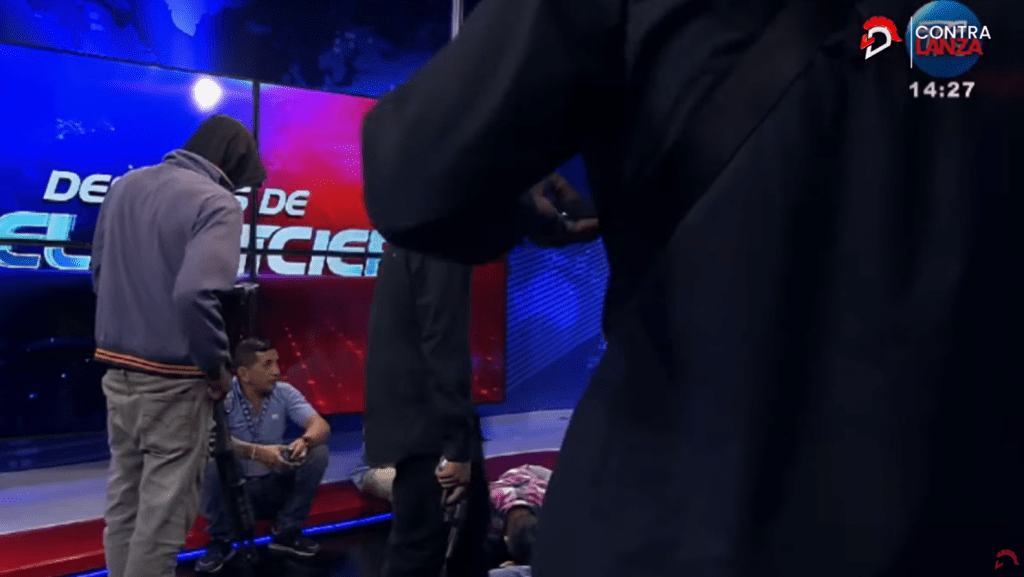 Hombres encapuchados ingresaron al set de televisión del canal TC Televisión la tarde de este martes 9 de enero de 2024.