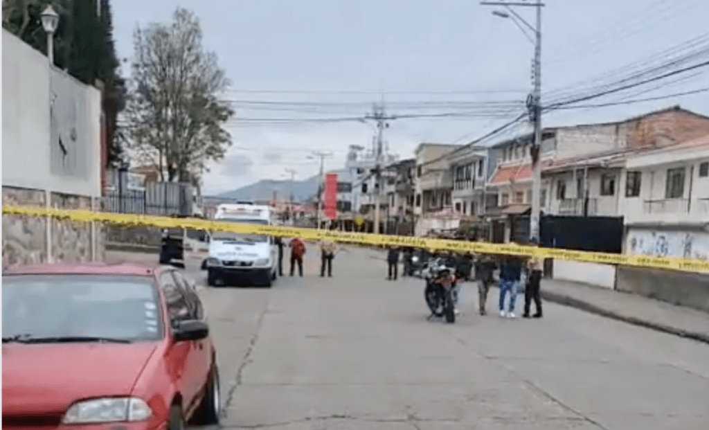 Personal de la Policía Nacional realiza la verificación del artefacto explosivo.