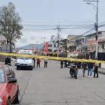 Personal de la Policía Nacional realiza la verificación del artefacto explosivo.