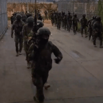 Personal militar ingresa a la penitenciaría del litoral.