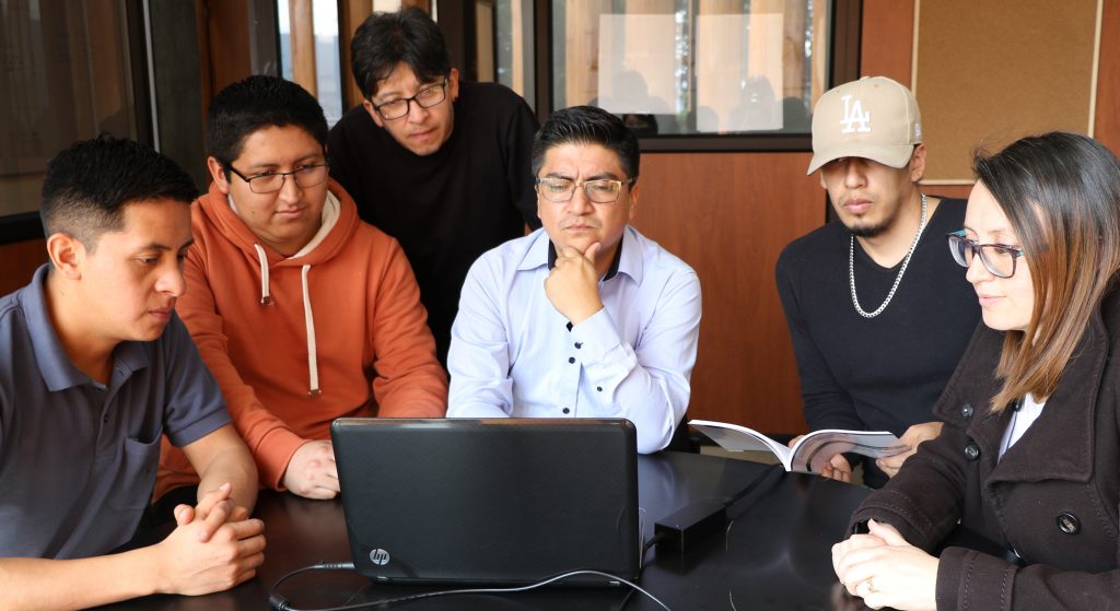 Expertos en informática, tecnología educativa, pedagogía, diseño gráfico y producción audiovisual son parte de E-Learning.