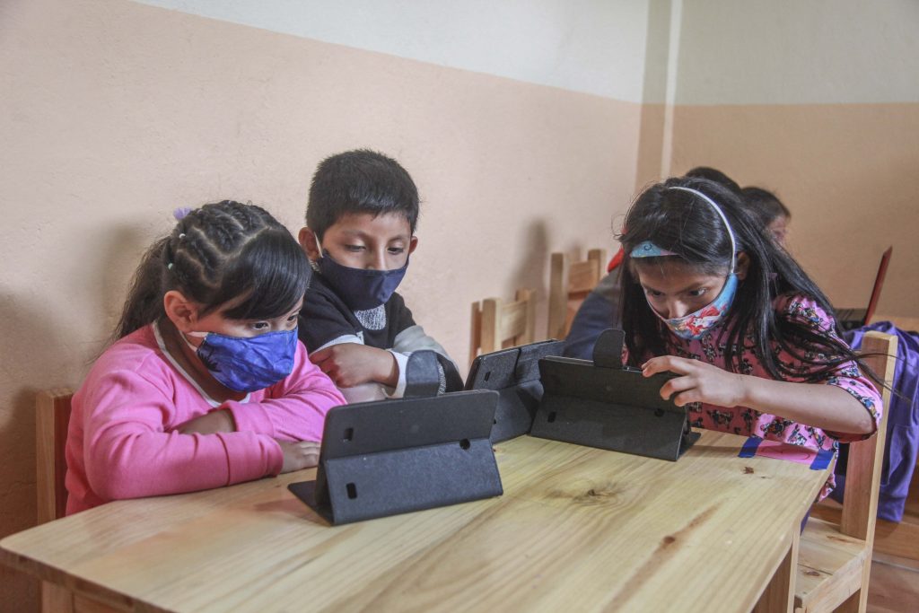 La UNE pidió que se mantengan las clases virtuales por las alertas sobre la presencia de personas infiltradas.