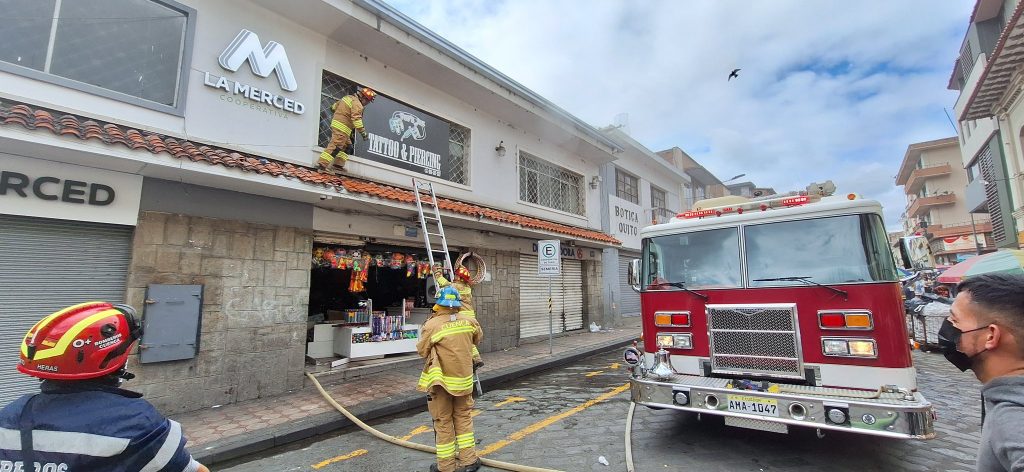 Un incendio estructural se registró la tarde de este lunes 15 de enero de 2024 en una bodega ubicada las calles Mariano Cueva y Sangurima.