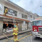 Un incendio estructural se registró la tarde de este lunes 15 de enero de 2024 en una bodega ubicada las calles Mariano Cueva y Sangurima.