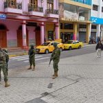 Militares de la III División de Ejército Tarqui realizan controles de seguridad con énfasis en las horas del toque de queda de 23:00 a 05:00.