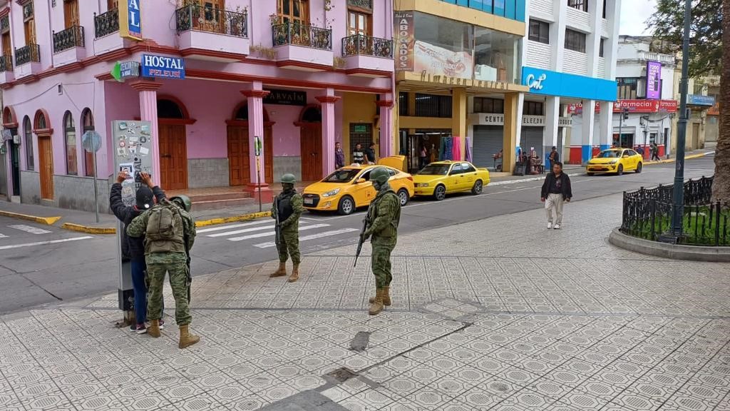 Militares de la III División de Ejército Tarqui realizan controles de seguridad con énfasis en las horas del toque de queda de 23:00 a 05:00.